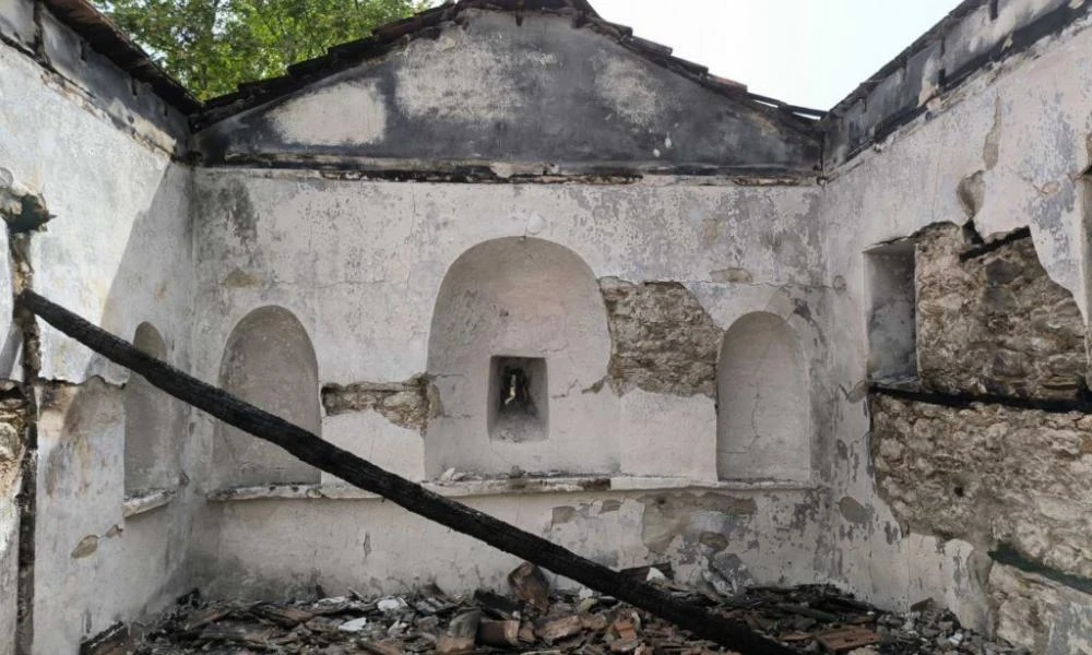 Μόνο θλίψη: Καταστράφηκε ιστορικός ναός 156 ετών στη Χαλκιδική- Αλλοδαπός έβαλε φωτιά στο ξωκλήσι και ..το έβλεπε να καίγεται (Βίντεο & Εικόνες)